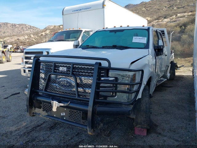 1FD8W3HT4JEC58619 Ford F-350 Chassis Lariat