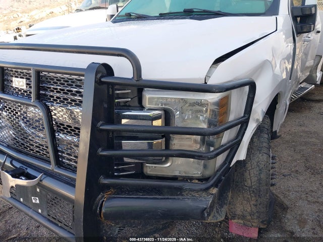 1FD8W3HT4JEC58619 Ford F-350 Chassis Lariat