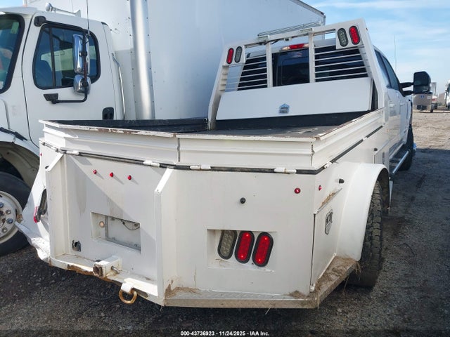 1FD8W3HT4JEC58619 Ford F-350 Chassis Lariat