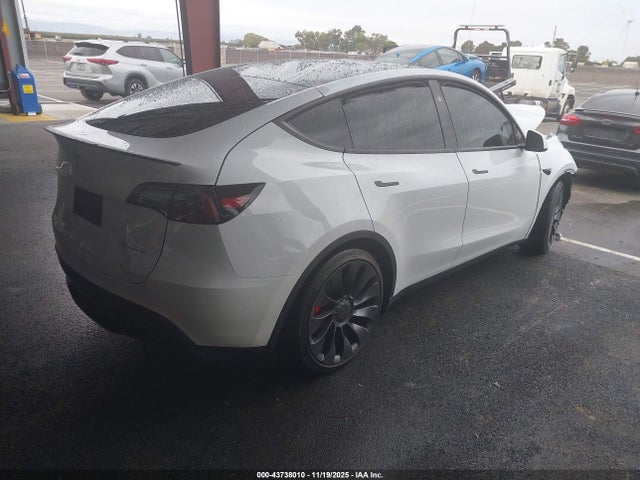 2024 TESLA MODEL Y 7SAYGDEF6RF107770 Photo 3