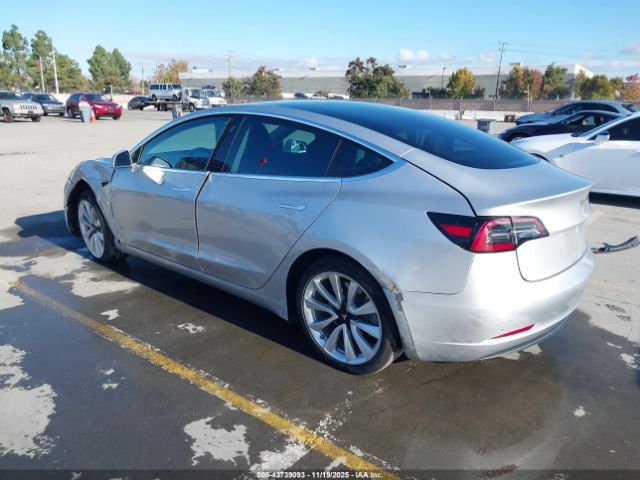 2018 TESLA MODEL 3 5YJ3E1EA5JF061059 Photo 2