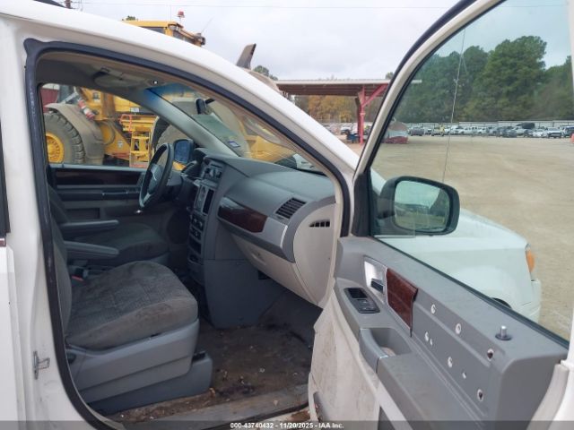 2010 CHRYSLER TOWN & COUNTRY 2A4RR5D15AR132251 Photo 4