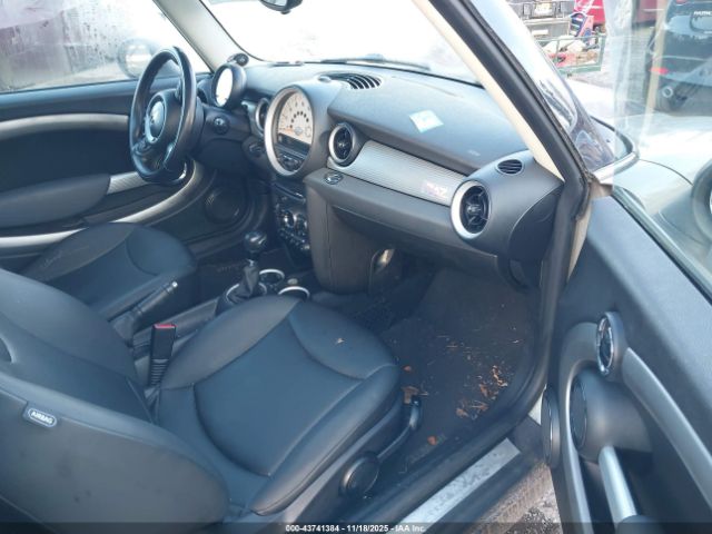 2011 MINI COOPER CLUBMAN WMWZF3C56BTY00069 Photo 4