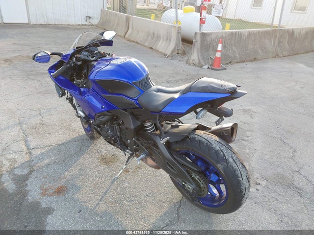 Yamaha YZFR1 2023 JYARN66E6PA003399 Image 3
