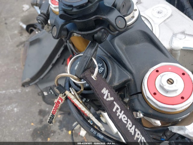 2017 APRILIA RSV4 ZD4KEU001HS000062 Photo 10