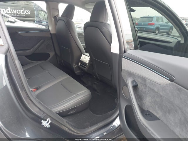 2026 TESLA MODEL Y 7SAYGDEE2TA470921 Photo 7