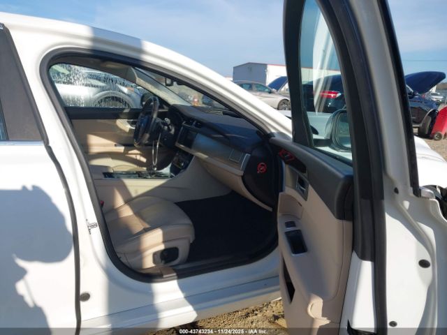 2016 JAGUAR XF SAJBE4BV7GCY07975 Photo 4