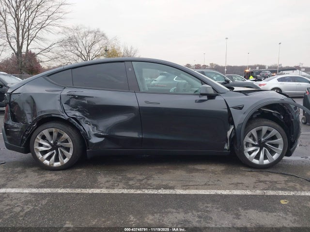 Tesla Model Y Rwd 2026 7SAYGDED8TF386743 Image 13