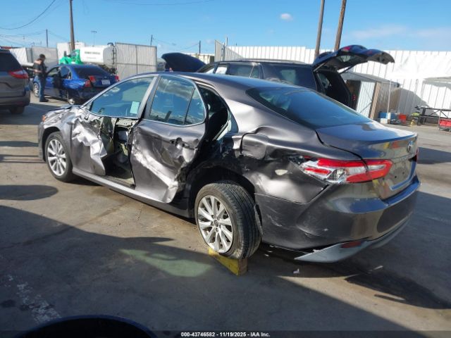 2018 TOYOTA CAMRY 4T1B11HK6JU596500 Photo 2