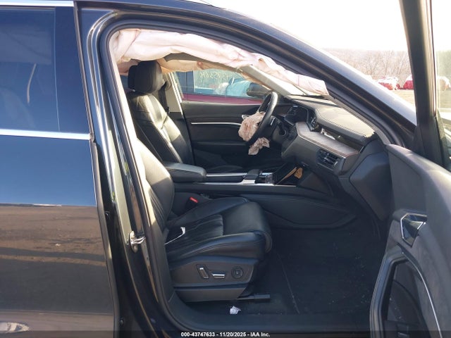 Продажа на аукционе авто 2019 Audi E-tron Premium Plus, vin: WA1VAAGE9KB016984, номер лота: 43747633