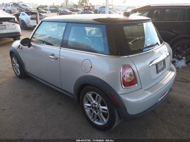 2011 MINI COOPER WMWSU3C55BT092064 Photo 2