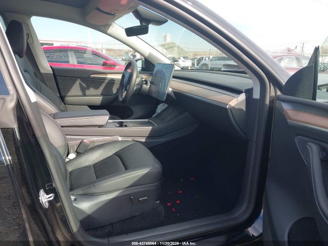2025 TESLA MODEL Y 7SAYGDEE6SF300238 Photo 4