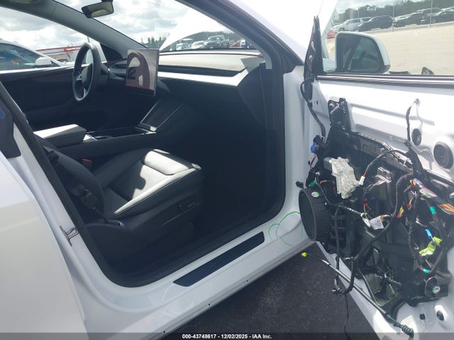 2026 TESLA MODEL Y 7SAYGDEEXTA390315 Photo 4