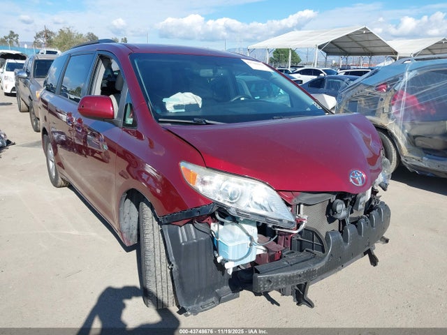 Продажа на аукционе авто 2017 Toyota Sienna Le, vin: 5TDKZ3DC1HS881417, номер лота: 43748676