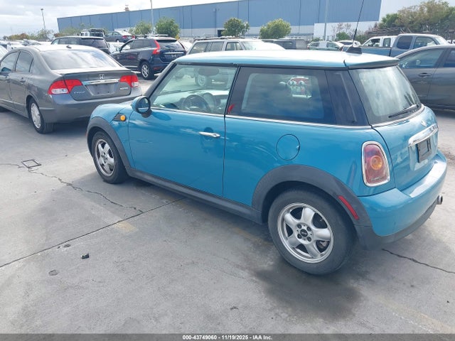 2010 MINI COOPER WMWMF3C56ATZ62177 Photo 2