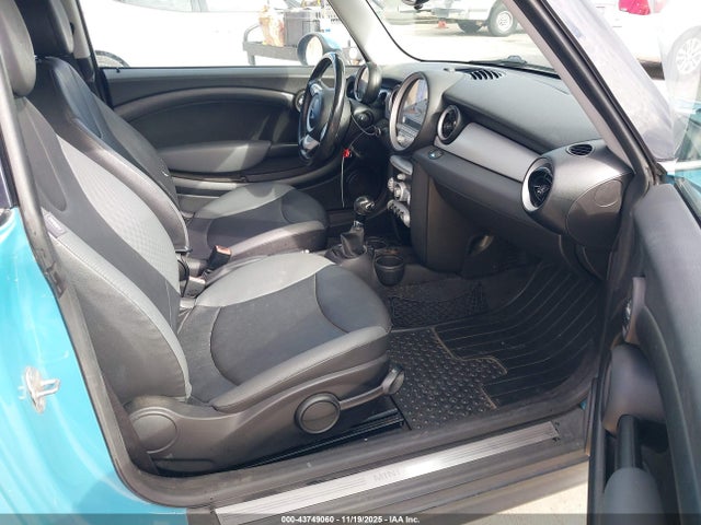 2010 MINI COOPER WMWMF3C56ATZ62177 Photo 4