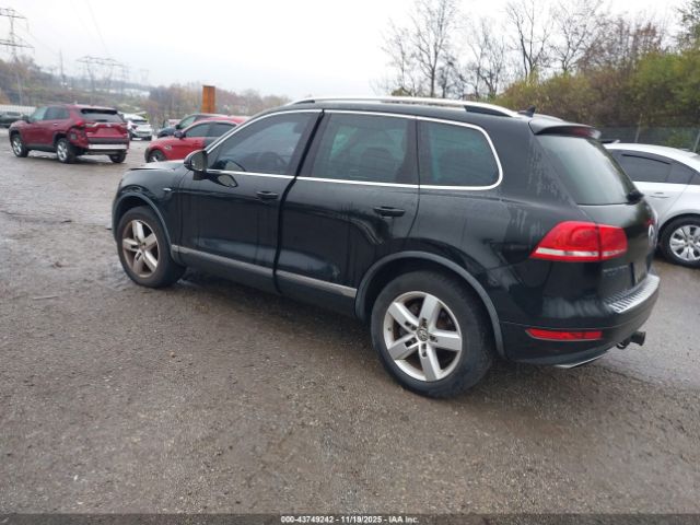 2011 VOLKSWAGEN TOUAREG WVGFK9BPXBD005944 Photo 2