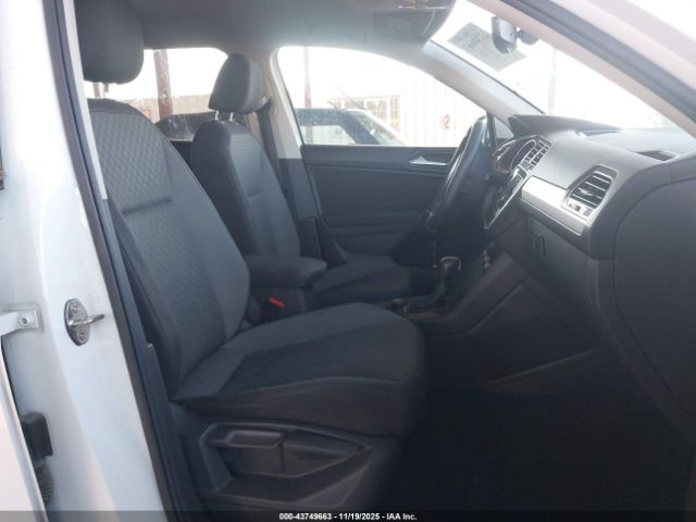 2018 VOLKSWAGEN TIGUAN 3VV0B7AXXJM016897 Photo 4