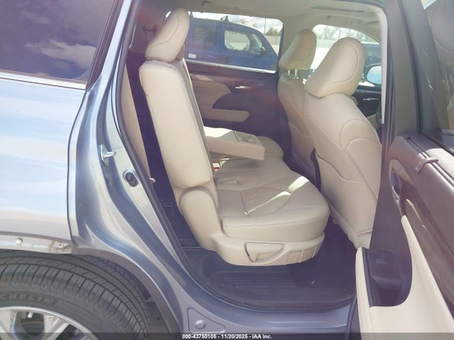 Toyota Highlander Limited 2023 5TDKDRAH2PS027794 Image 8