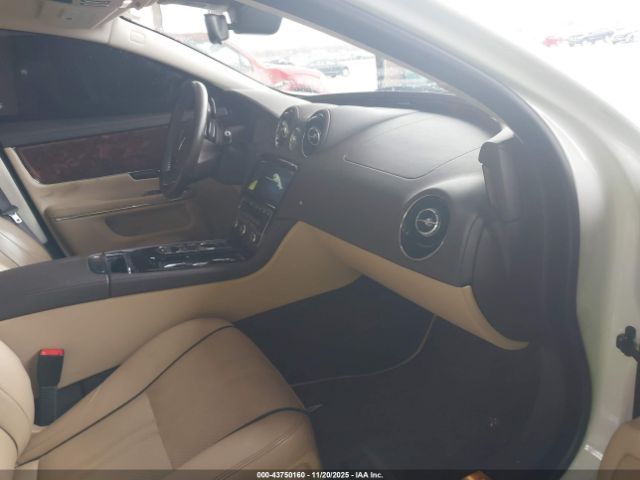 2019 JAGUAR XJ SAJWA1C74K8W19759 Photo 4