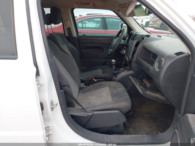 1C4NJPBA8GD732560 Jeep Patriot Sport