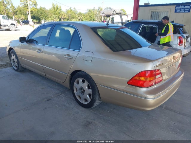 2002 LEXUS LS 430 JTHBN30FX20076097 Photo 2