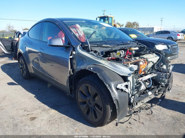 2025 TESLA MODEL Y 7SAYGDEEXSF265767 Photo 0