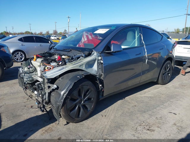 2025 TESLA MODEL Y 7SAYGDEEXSF265767 Photo 1
