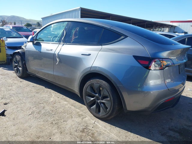 2025 TESLA MODEL Y 7SAYGDEEXSF265767 Photo 2