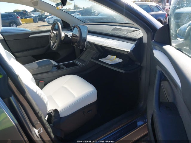 2025 TESLA MODEL Y 7SAYGDEEXSF265767 Photo 4