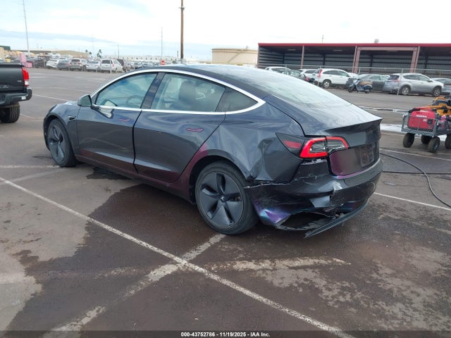 2018 TESLA MODEL 3 5YJ3E1EA4JF077513 Photo 2