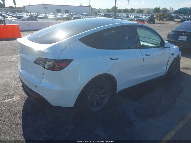 2025 TESLA MODEL Y 7SAYGAEE8SF305441 Photo 3