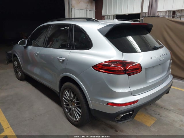 2017 PORSCHE CAYENNE WP1AA2A21HKA86673 Photo 2