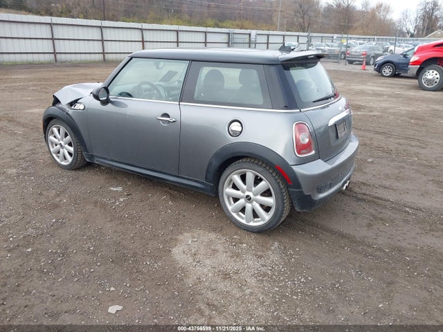 2010 MINI COOPER S WMWMF7C55ATZ69936 Photo 2