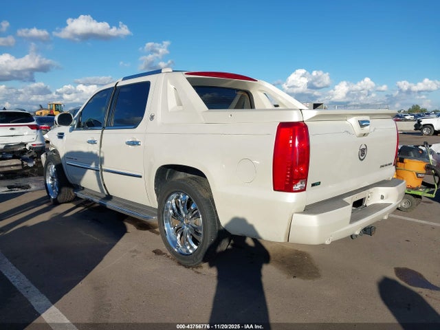 2010 CADILLAC ESCALADE EXT 3GYVKMEF8AG279578 Photo 2