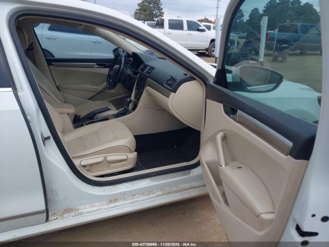 2017 VOLKSWAGEN PASSAT 1VWGT7A38HC019054 Photo 4