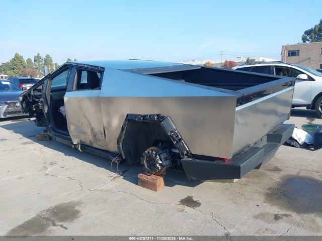2025 TESLA CYBERTRUCK 7G2CEHED8SA067906 Photo 2