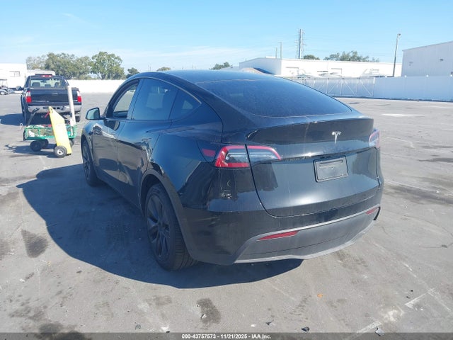 2024 TESLA MODEL Y 7SAYGDEE8RA327450 Photo 2