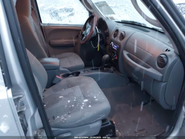 2005 JEEP LIBERTY 1J4GL48K15W504638 Photo 4