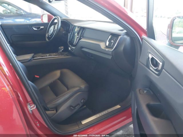 2018 VOLVO XC60 LYV102RK6JB116926 Photo 4