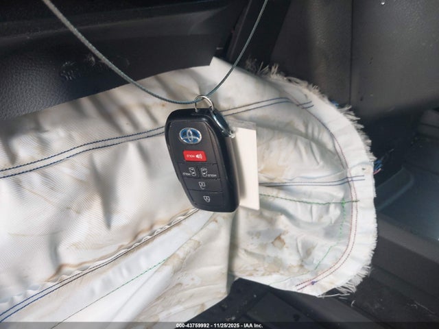 Toyota Sienna Platinum 2024 5TDERKEC2RS185463 Image 11