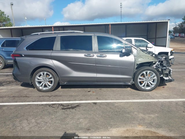 Toyota Sienna Platinum 2024 5TDERKEC2RS185463 Image 14