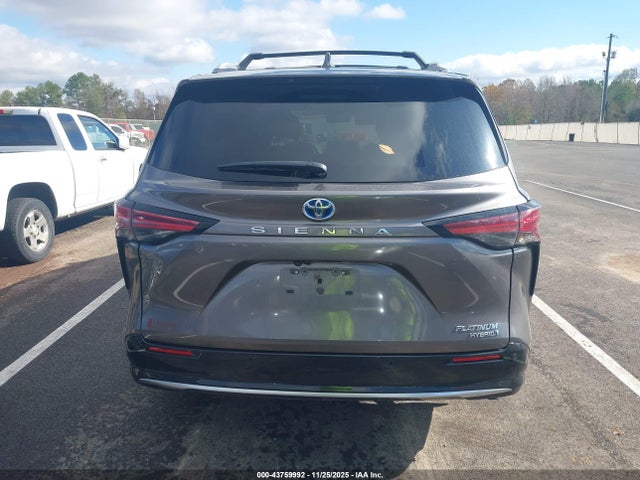 Toyota Sienna Platinum 2024 5TDERKEC2RS185463 Image 17