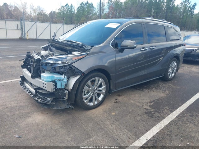 Toyota Sienna Platinum 2024 5TDERKEC2RS185463 Image 2