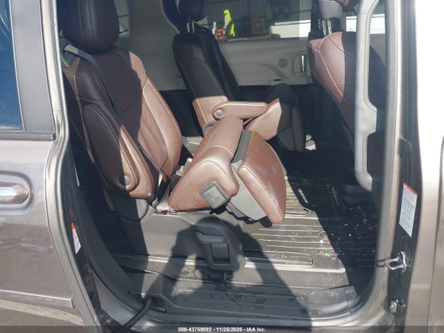 Toyota Sienna Platinum 2024 5TDERKEC2RS185463 Image 8
