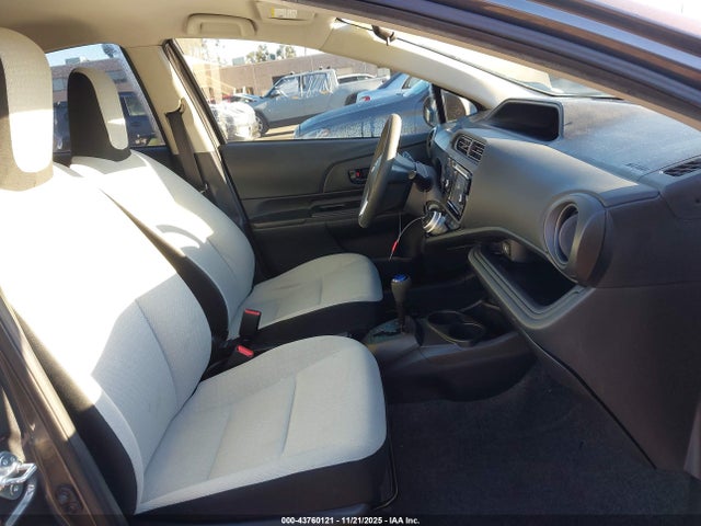 Toyota Prius C One 2015 JTDKDTB34F1575520 Image 5