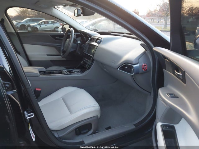2017 JAGUAR XE SAJAS4BN2HCP12245 Photo 4