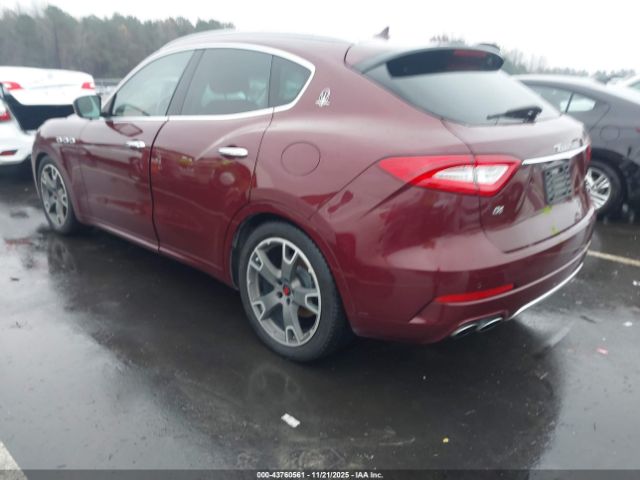 2017 MASERATI LEVANTE ZN661XUL5HX256561 Photo 2