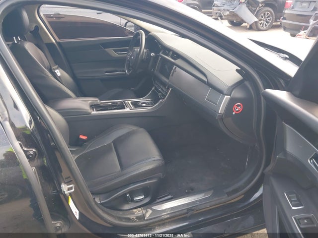 2019 JAGUAR XF SAJBJ4FX9KCY78983 Photo 4