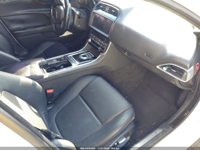 2019 JAGUAR XE SAJAD4FX7KCP47313 Photo 4